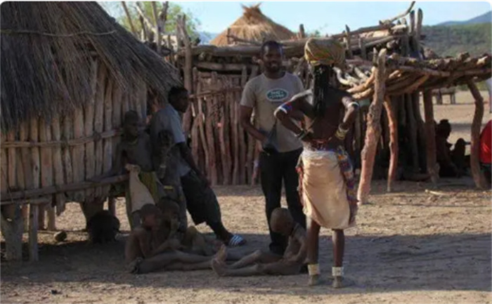 揭秘：非洲最原始的部落  男女关系随意  女性为何一生都不洗澡