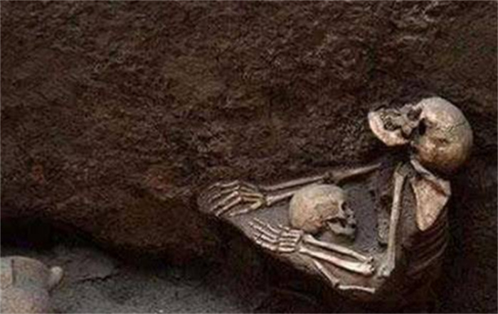 青海地区出土古墓 让考古专家泪流（古墓发现）