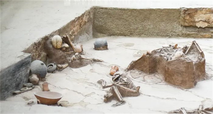 青海地区出土古墓 让考古专家泪流（古墓发现）