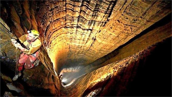 世界上最大的洞穴  能容纳72亿人口  看一眼要2万  还有生命危险