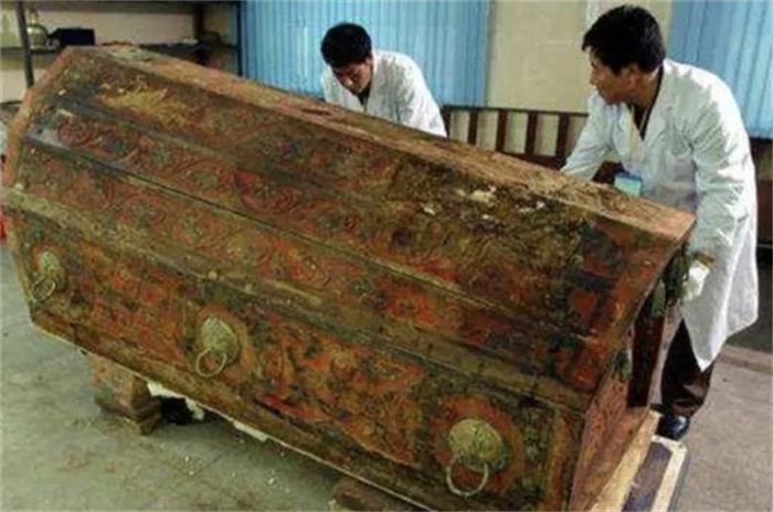 2003年，蒙古惊现契丹古墓，女尸外衣揭开瞬间，有人大喊：快跑