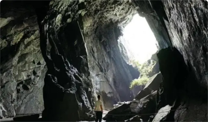 1997年  湖北农民割草时  意外掉入千年洞穴  突然发现洞中有人脸
