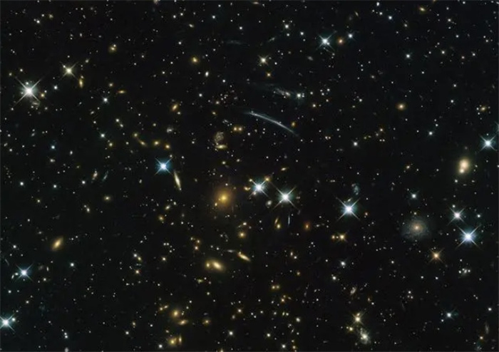 天文学家发现超级空洞，直径3.3亿光年，银河系置身其中宛如尘埃