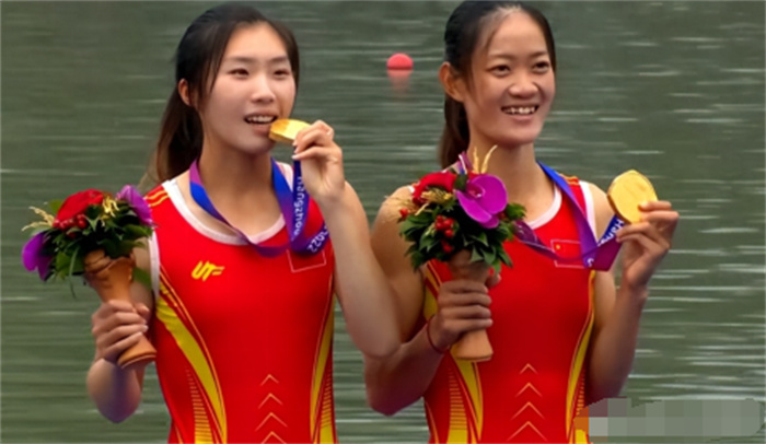 赛艇女子轻量级双人双桨决赛 中国代表团夺亚运首金