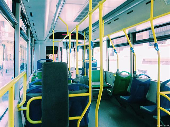 女子公交车上唱歌向乘客索要费用 没人愿意给