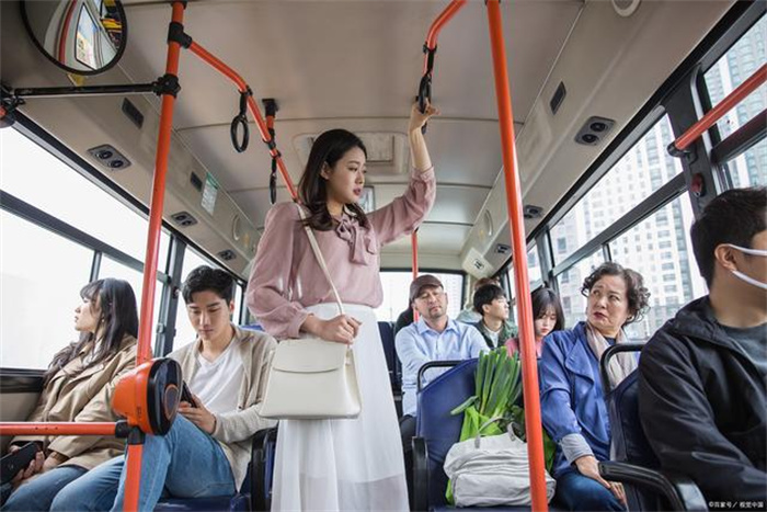 女子公交车上唱歌向乘客索要费用 没人愿意给