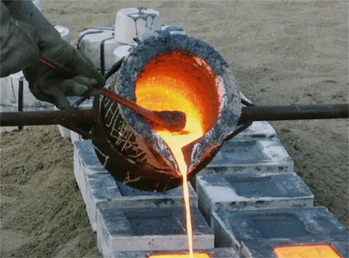 坩埚是啥材料，为何能装载上千度高温的钢水？印度：只要一块木头