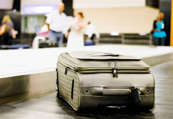 旅客在下了飞机后 为啥不摘掉行李箱上的标签（行李托运）