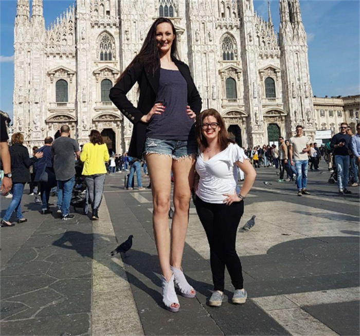 世界上腿最长的女人 腿长130多cm（长腿美女）