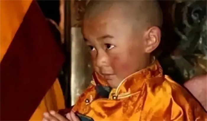 西藏未满1岁男孩舌头惊现藏文  6年后被认定转世灵童  活佛是他