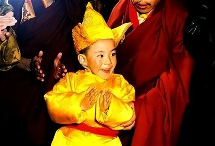 西藏未满1岁男孩舌头惊现藏文  6年后被认定转世灵童  活佛是他