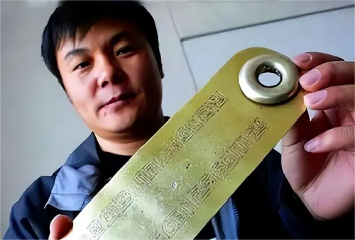 1999年  内蒙古一名男子被人追债  地窖里发现一枚元朝“金牌”