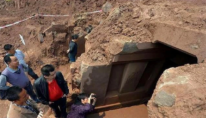 河南农民盖房挖出古墓 没有文物专家却兴奋（明代墓葬）