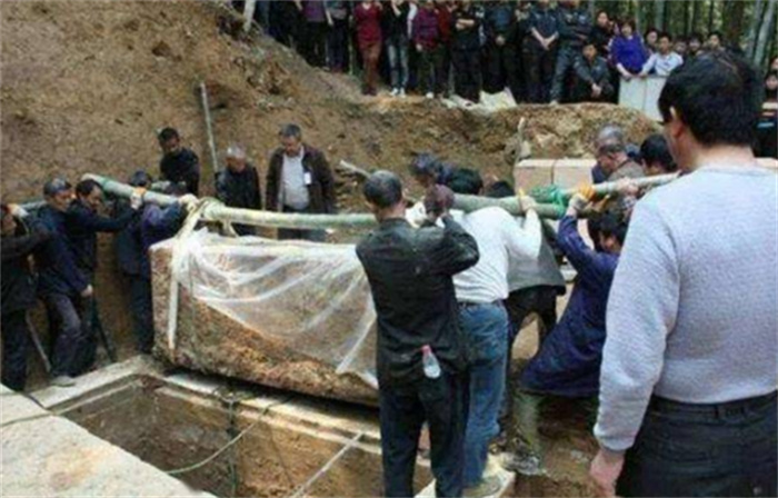 汶川地震重建发现古墓 棺材是金丝楠木（四川古墓）