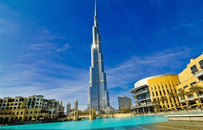 世界上最高的建筑 高达828m（哈利法塔）