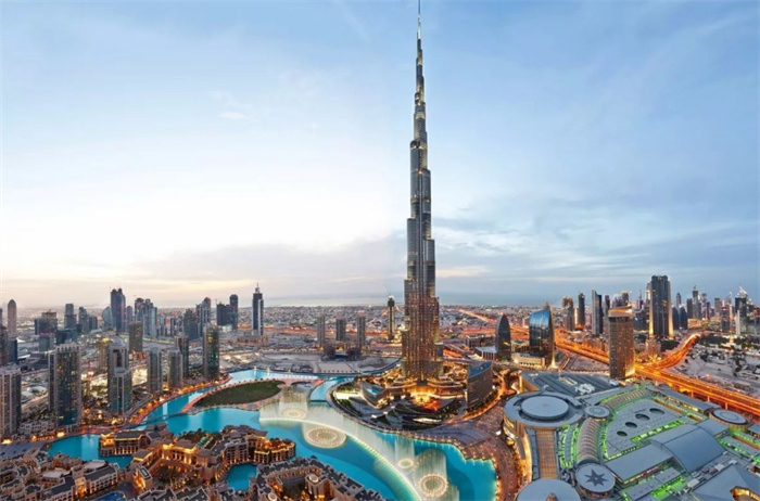 世界上最高的建筑 高达828m（哈利法塔）