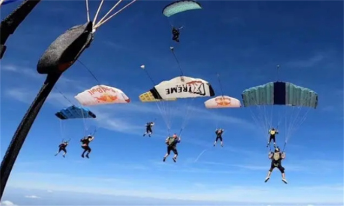 如果发生紧急情况  宇航员能从太空直接跳伞回到地球吗