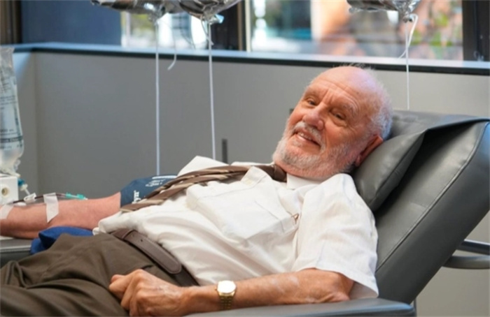 澳大利亚男子血液含特殊抗体，他持续60多年献血，拯救了240万人