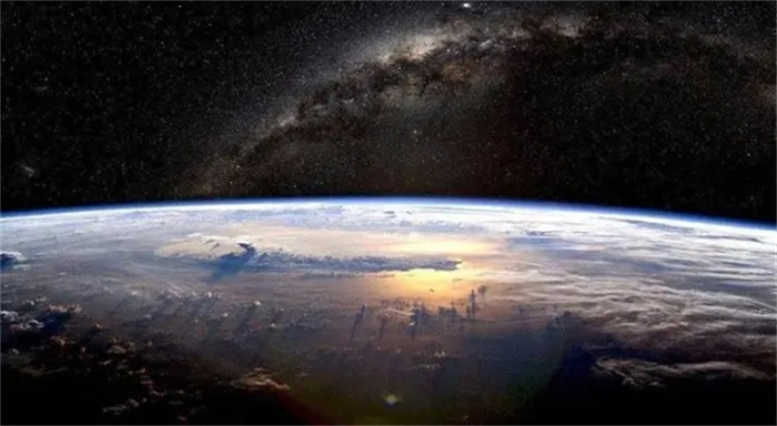 哈勃望远镜发现神秘幽光，距太阳80亿公里，太阳系或被尘埃包围