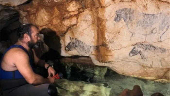 洞口在37米深的海底  洞内却有2万年前的壁画  原始人怎么画的