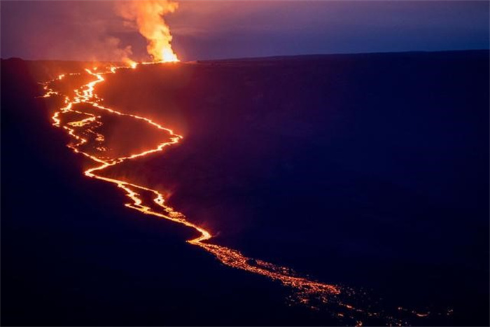 地球进入灾难模式  全球最大活火山沉寂了40多年 突然开始喷发