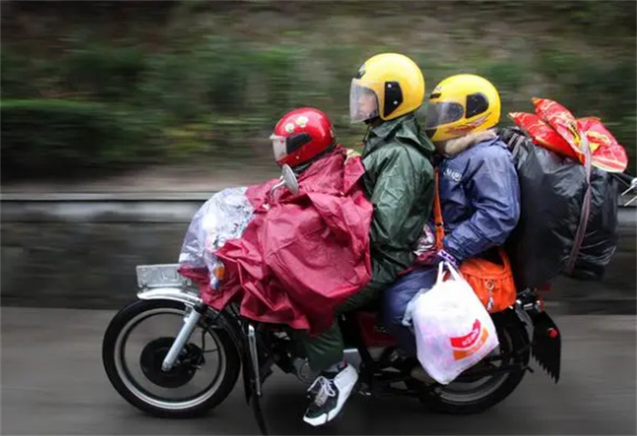 农民工过年回家 为啥喜欢骑摩托车(回家过年)