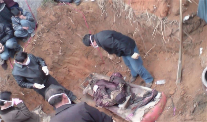 山西农民发现战国古墓 女人怀孕八个月死亡（夫妻殉葬）