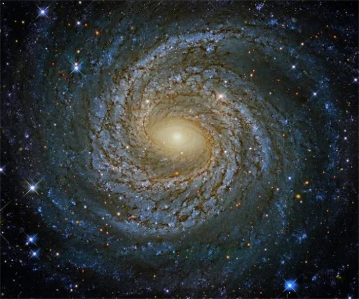 根据德雷克方程，银河系至少有36种外星人，人类只是其中之一