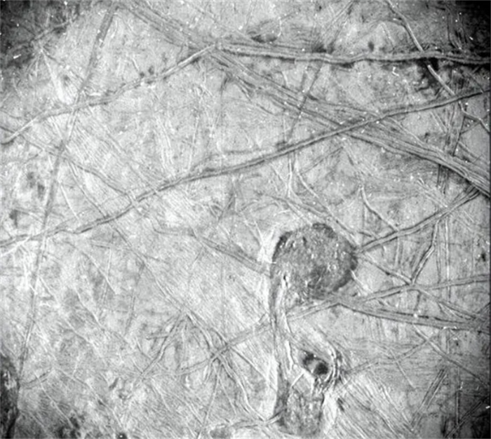 照片显示：木卫二表面布满裂纹 冰层之下可能存在外星生命