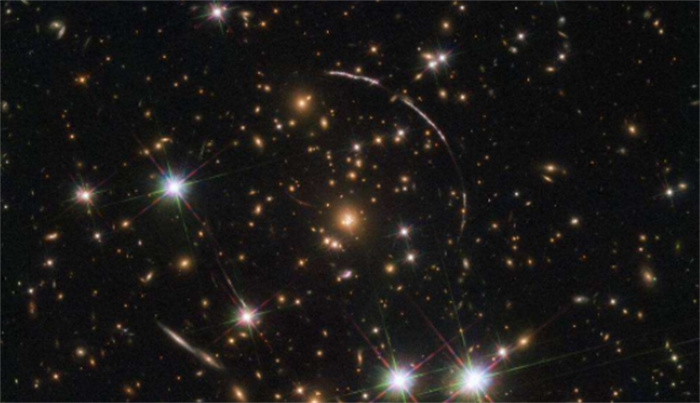 直径72万光年  天文学家发现超级星团  直径比银河系还大