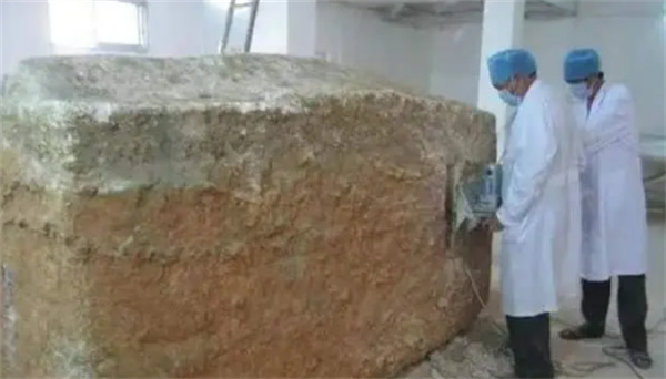 广西出土的巨型石棺 主人的身份没被找到（巨大石棺）