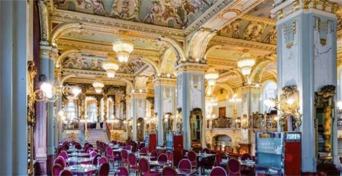 世界上最美丽的咖啡馆，更像一座奢华的宫殿，里面挤满了作家