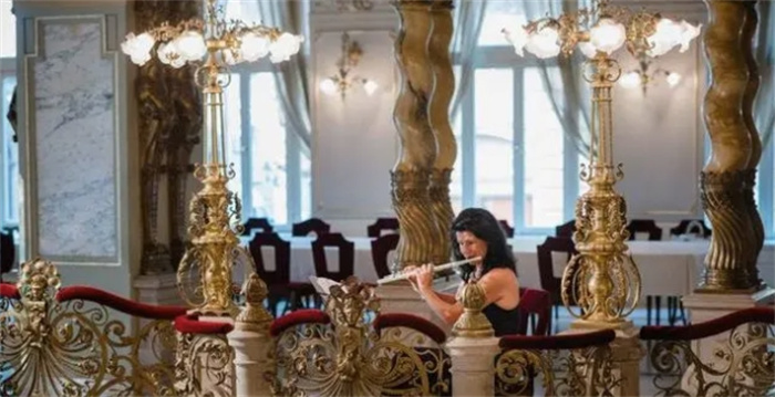 世界上最美丽的咖啡馆，更像一座奢华的宫殿，里面挤满了作家