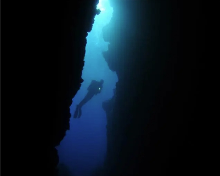 地球大陆最深点被发现，海拔深达负3500米，但里面却并不是海水