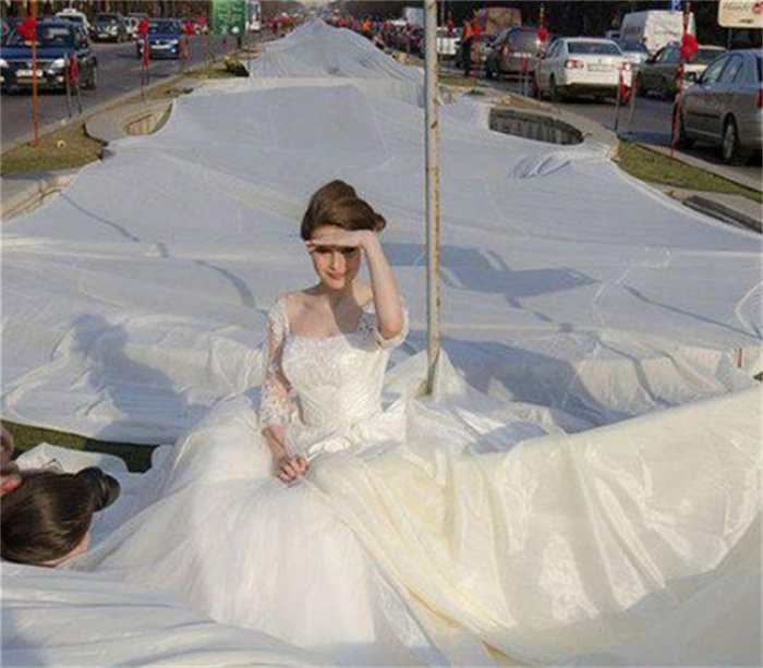 世界上最长的婚纱 足足有着4100m（最长婚纱）