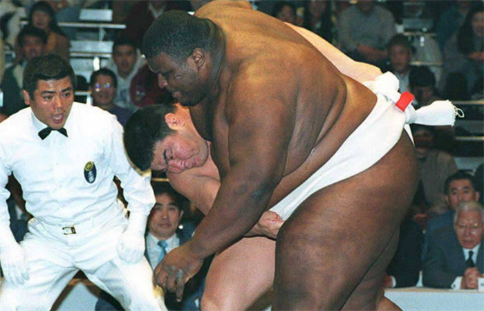 世界上体重最高的运动员 重达400kg（相扑运动员）