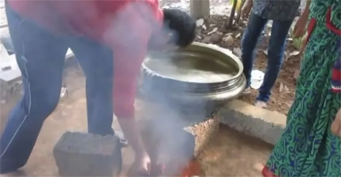 印度2个男童掉进滚烫的炖锅，抢救无效身亡