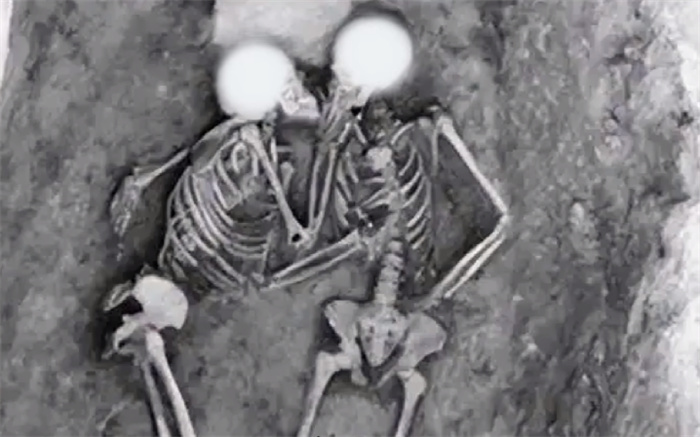 伊朗古墓里发现情侣 真正实现了一吻千年（千年情侣）