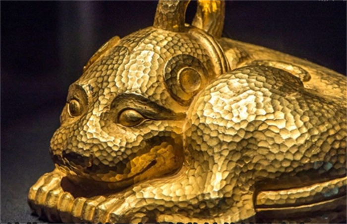 农民在地里挖到黄金怪兽 来自两千年前（西汉文物）