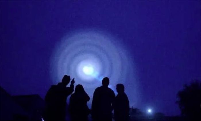 美国上空惊现巨型光球，比满月还大，连续曝光45秒，外星人来了？