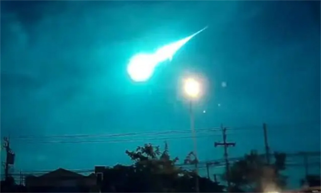 时速高达8.8万公里  美国上空巨型火球坠落  是小行星袭击