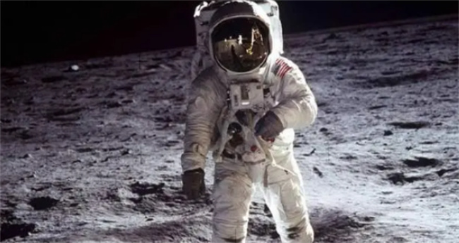 美国宇航员不讲武德  在月球丢了96个纸尿裤  现在还想拿回来