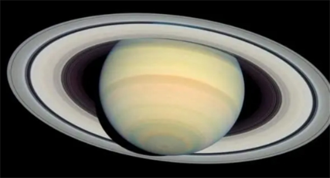 连续观测土星20年  卡西尼号传回照片显示  土星环内有飞碟