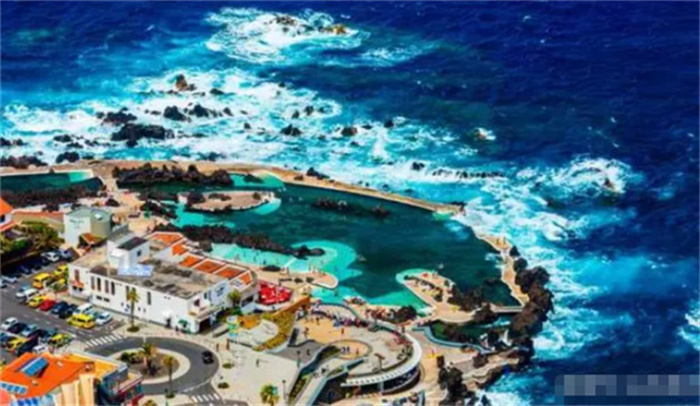 世界上最壮观的海边游泳池，游客们就像在“天河”里游泳