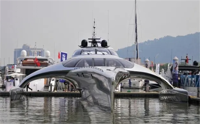 全球最大、最迷人的三体超级游艇，亿万富翁乘坐它旅行了7年