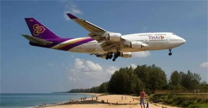 泰国普吉迈考海滩：亚洲最顶级飞机观测点，飞机就在头顶飞