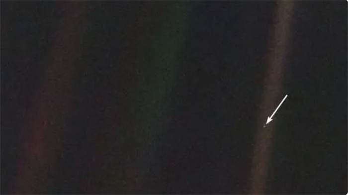 从60亿公里外拍摄地球，这张非常模糊的照片，为何令人深思？