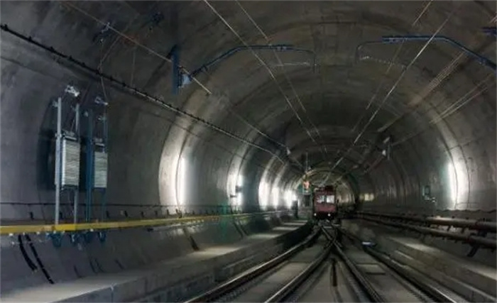 世界上有一条很深的隧道，全长151公里，火车需要摸黑行驶