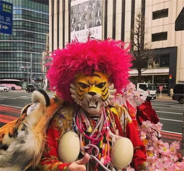 旅游趣闻：东京传奇“蒙面人”，45年来每天都戴着老虎面具