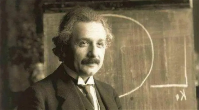 爱因斯坦又对了  50亿光年外  星系在引力透镜下一分为二